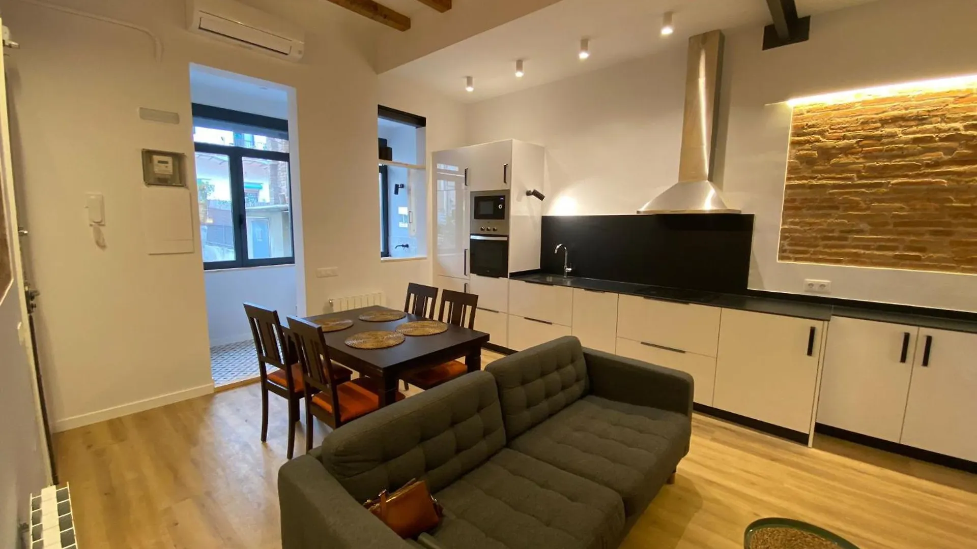 Poble Sec Charming Apartment